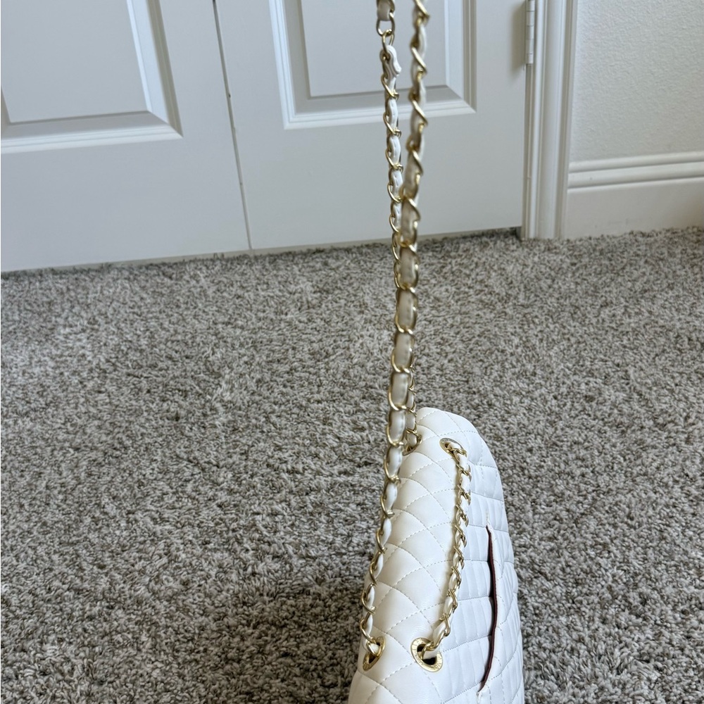 C C  Classic Flap Quilted Leather Shoulder Bag in White - Picture 10 of 10